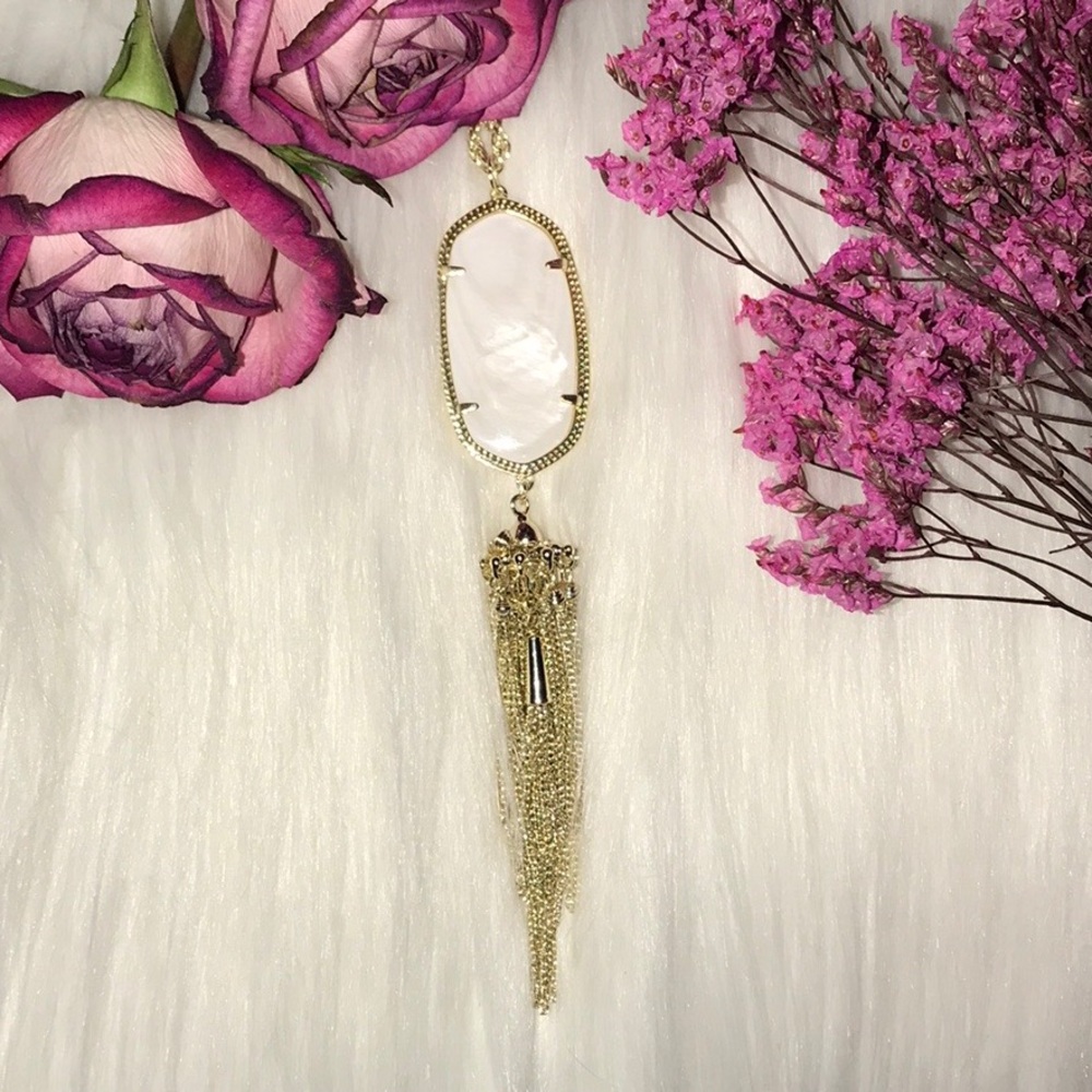 Rayne Necklace In White Pearl